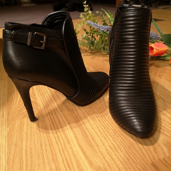 BCBGeneration Benci Quilted Black Ankle Booties - Picture 3 of 16